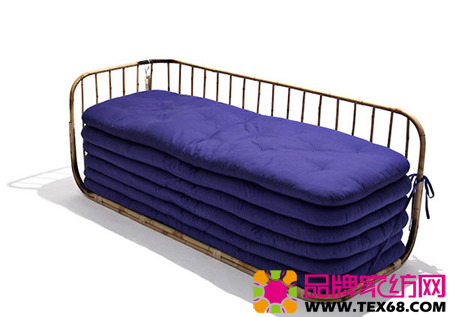 用床墊墊起來的個(gè)性布藝沙發(fā)