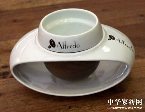 創意咖啡杯讓杯碟融為一體