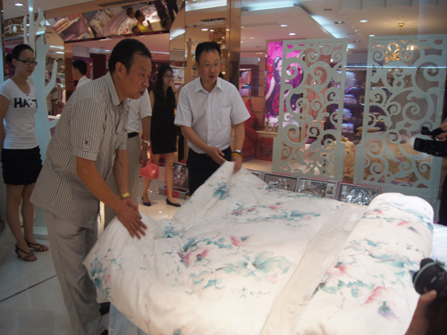 楊兆華親臨66°浪漫家紡進行參觀