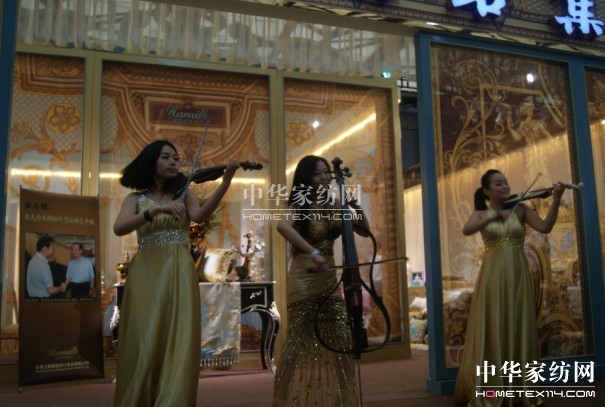 �Ҽ�չ�ϣ���Ů+С��������