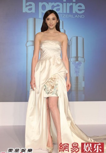 吳佩慈著抹胸長裙出席活動