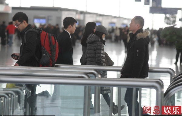 董潔現(xiàn)身機場 見記者玩快閃