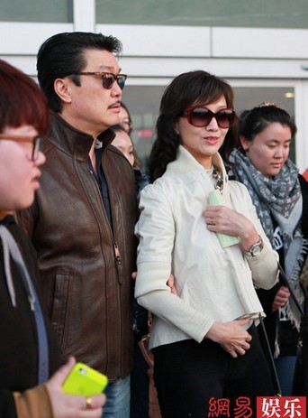 趙雅芝與老公牽手現(xiàn)身機場