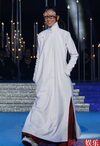 楊麗萍中式褂袍配花邊框鏡現身