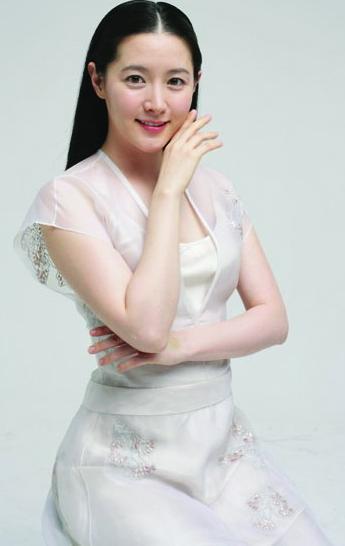 �λۆ���Ӣ��(��i) һ���n���ͱ��t��Ů��