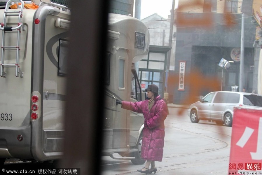 陶虹拍戲氣派片場(chǎng)獲專屬保姆車