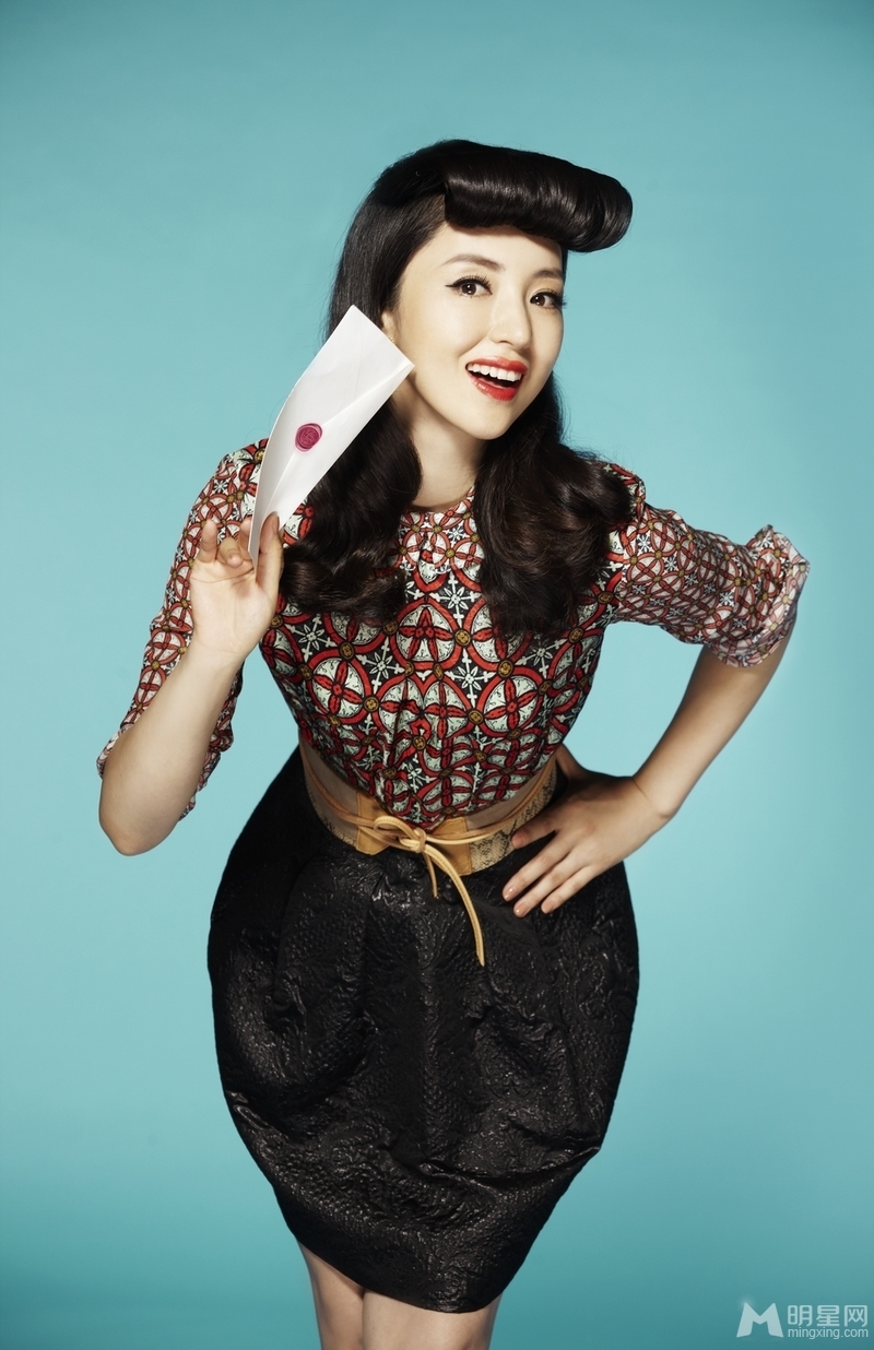 董璇秀美時(shí)尚寫真