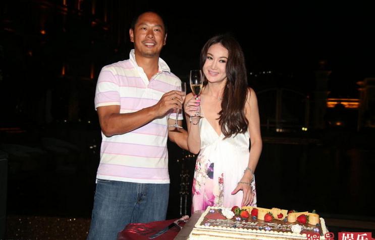 溫碧霞低胸裝慶生老公獻(xiàn)吻