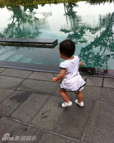 趙薇愛(ài)女小四月成長(zhǎng)記錄撒嬌賣(mài)萌惹人愛(ài)