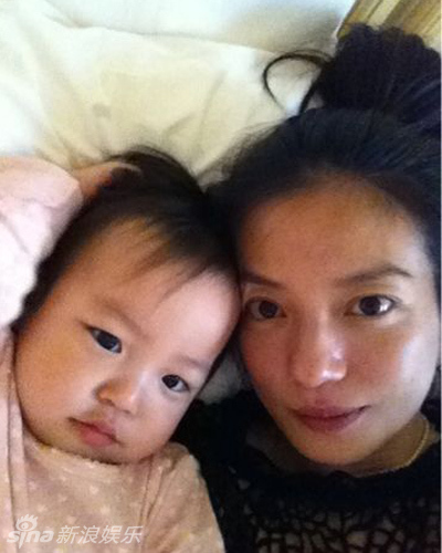 趙薇愛(ài)女小四月成長(zhǎng)記錄撒嬌賣(mài)萌惹人愛(ài)