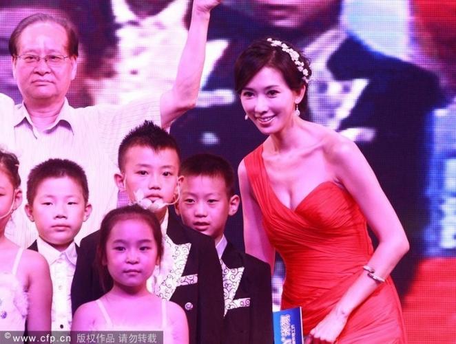 林志玲低胸撈金遭男粉絲熊抱