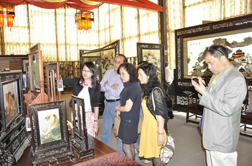 四川絲科院專家團(tuán)赴郫縣蜀繡企業(yè)進(jìn)行調(diào)研