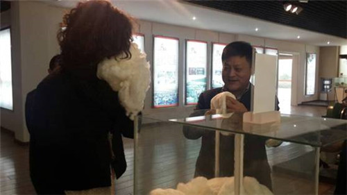 意大利客商到玖久絲綢企業考察