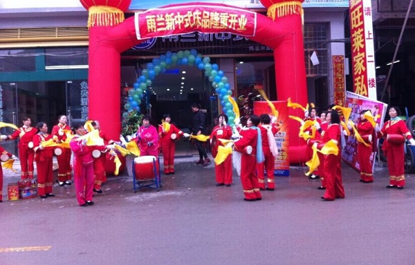 雨蘭湖北長(zhǎng)梁專賣開業(yè) 引領(lǐng)結(jié)婚熱潮