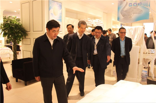 ��ͨ�����f��ϯ������һ�����Pʢ�Ҽ��{��