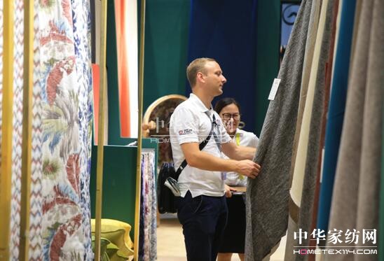 �ݳ޷�ɫ�����ؘ��L�R��ꇲ�ˇ�󿧂������ڼҼ�չ�����ݕr�д�