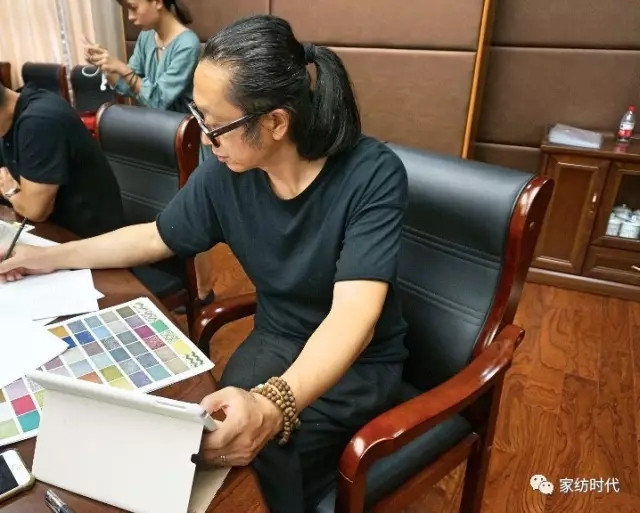 ��һ��(ch��ng)�O(sh��)Ӌ(j��)�L(f��ng)�����򺣌��������wܛ�b�O(sh��)Ӌ(j��)�M���\�������������_�u(p��ng)��