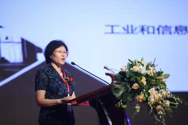 鋪就創(chuàng)新、綠色、可持續(xù)發(fā)展的新絲路!2017“一帶一路”紡織服裝產(chǎn)業(yè)發(fā)展論壇在烏魯木齊召開(kāi)