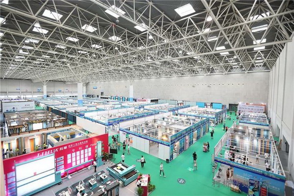 ���ƽz·��ӿƷ�ơ�ӭ�ںϡ�����չ--2020�򴰺���ˇչ�_(k��i)Ļ